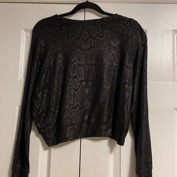 Terez Women’s Snakeskin Print Black Cropped Sweatshirt - Picture 6 of 6